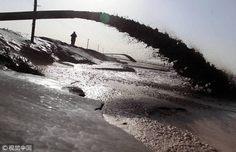 2010年11月26日,在包头郊区,由于包钢炼铁形成的稀土废渣随废液通过